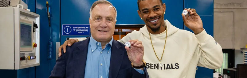 Dick Advocaat and Juninho Bacuna strike first The Blue Wave coin for Curaçao World Cup qualification